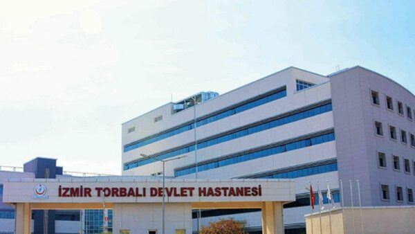 Torbalı Devlet Hastanesi'nde 2018 yılında göz ameliyatı sırasında oksijen yerine azot gazı verilen Ege Avcı, geçtiğimiz günlerde yaşamını yitirdi. Ailesi, 6 yıl sonra bile dava sürecinin sonuçlanmadığını ve ihmali bulunanların cezalandırılmadığını belirtti. MediaCH Torbalı ilçesinde 12 Aralık 2018'de, göz ameliyatı için hastaneye götürülen 11 yaşındaki Ege Avcı'ya, anestezi sırasında oksijen yerine yanlışlıkla azot gazı verilmişti. Bu hata, Ege'nin kalp krizi geçirmesine ve beyninde hasar oluşmasına neden oldu. İlk müdahalenin ardından Ege, tedavi için Ege Üniversitesi Çocuk Hastanesi'ne sevk edilerek yoğun bakıma alındı. İki aylık tedavi sürecinin sonunda, Ege’ye serebral palsi (beyin felci) teşhisi kondu. Aile, sürecin hukuki boyutunu takip ederek Torbalı Cumhuriyet Başsavcılığı'na suç duyurusunda bulundu. Savcılık, olayla ilgili başlatılan soruşturma sonucunda 19 kişi hakkında dava açtı. Davaya konu olan kişiler arasında hastane yöneticileri, anestezi uzmanları ve medikal firma yetkilileri bulunuyor. Ancak dava süreci, Ege'nin ölümüne kadar sonuçlanmadı. 2 Eylül 2024'te sepsis şüphesiyle yeniden hastaneye kaldırılan Ege, 15 Aralık'ta yaşamını yitirdi. Ajanslara açıklama yapan anne İpek Yeşilçam Avcı, "Olayın üzerinden 6 yıl geçmesine rağmen dava sonuçlanmadı. Oğlum öldü, ancak ihmali bulunanlar hala hesap vermedi" diyerek hukuki sürecin bir an önce sonuçlanmasını talep etti.