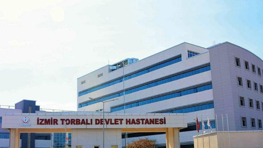 Torbalı Devlet Hastanesi'nde 2018 yılında göz ameliyatı sırasında oksijen yerine azot gazı verilen Ege Avcı, geçtiğimiz günlerde yaşamını yitirdi. Ailesi, 6 yıl sonra bile dava sürecinin sonuçlanmadığını ve ihmali bulunanların cezalandırılmadığını belirtti. MediaCH Torbalı ilçesinde 12 Aralık 2018'de, göz ameliyatı için hastaneye götürülen 11 yaşındaki Ege Avcı'ya, anestezi sırasında oksijen yerine yanlışlıkla azot gazı verilmişti. Bu hata, Ege'nin kalp krizi geçirmesine ve beyninde hasar oluşmasına neden oldu. İlk müdahalenin ardından Ege, tedavi için Ege Üniversitesi Çocuk Hastanesi'ne sevk edilerek yoğun bakıma alındı. İki aylık tedavi sürecinin sonunda, Ege’ye serebral palsi (beyin felci) teşhisi kondu. Aile, sürecin hukuki boyutunu takip ederek Torbalı Cumhuriyet Başsavcılığı'na suç duyurusunda bulundu. Savcılık, olayla ilgili başlatılan soruşturma sonucunda 19 kişi hakkında dava açtı. Davaya konu olan kişiler arasında hastane yöneticileri, anestezi uzmanları ve medikal firma yetkilileri bulunuyor. Ancak dava süreci, Ege'nin ölümüne kadar sonuçlanmadı. 2 Eylül 2024'te sepsis şüphesiyle yeniden hastaneye kaldırılan Ege, 15 Aralık'ta yaşamını yitirdi. Ajanslara açıklama yapan anne İpek Yeşilçam Avcı, "Olayın üzerinden 6 yıl geçmesine rağmen dava sonuçlanmadı. Oğlum öldü, ancak ihmali bulunanlar hala hesap vermedi" diyerek hukuki sürecin bir an önce sonuçlanmasını talep etti.